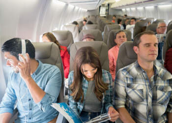 Masa e re: 70 euro gjobë kush ngrihet në këmbë para se të ulet avioni