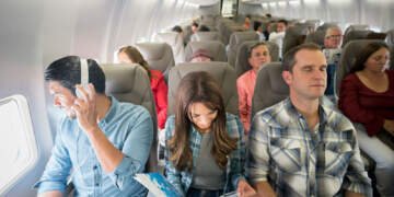 Masa e re: 70 euro gjobë kush ngrihet në këmbë para se të ulet avioni