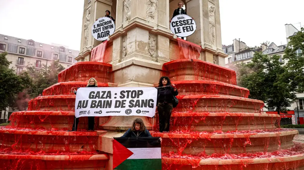 Shatërvani në Paris lyhet i kuq: Aktivistët kërkojnë fundin e gjakderdhjes në Gaza