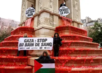 Shatërvani në Paris lyhet i kuq: Aktivistët kërkojnë fundin e gjakderdhjes në Gaza