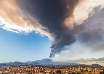 Video/ Momenti kur shpërthen mali Etna, turistët largohen me vrap