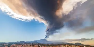 Video/ Momenti kur shpërthen mali Etna, turistët largohen me vrap