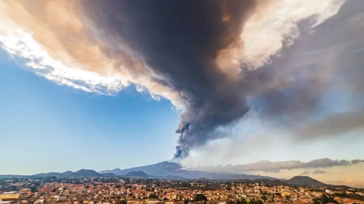 Video/ Momenti kur shpërthen mali Etna, turistët largohen me vrap