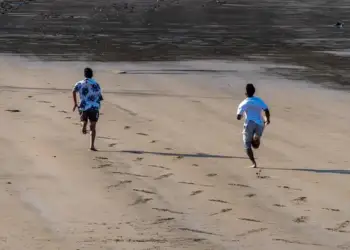 Rreziqet e vrapimit në plazh: pse nuk duhet ta bëjmë zbathur