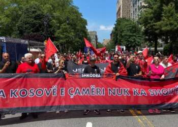 Mijëra shqiptarë festojnë paradën e përvitshme në Mahnattan