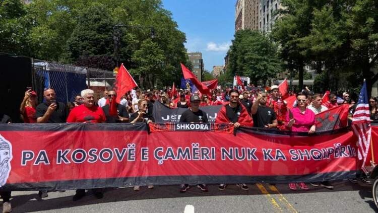 Mijëra shqiptarë festojnë paradën e përvitshme në Mahnattan