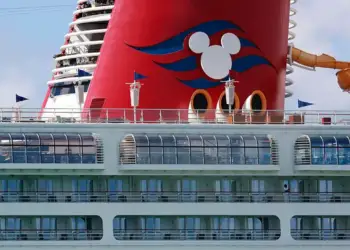 VIDEO – Babai hidhet nga anija Disney Cruise për të shpëtuar vajzën e tij pasi ajo bie nga anija