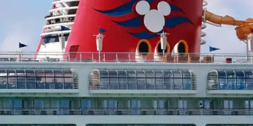 VIDEO – Babai hidhet nga anija Disney Cruise për të shpëtuar vajzën e tij pasi ajo bie nga anija