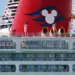 VIDEO – Babai hidhet nga anija Disney Cruise për të shpëtuar vajzën e tij pasi ajo bie nga anija