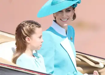 Pas betejës me kancerin, Kate Middleton shfaqet me fëmijët në shfaqjen “Trooping the Colour”