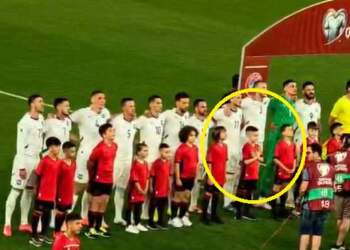 Gjest simbolik në “Arena Kombëtare”: Djali i vogël bën shqiponjën gjatë himnit dhe rrëmben vëmendjen