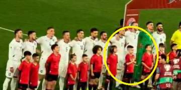Gjest simbolik në “Arena Kombëtare”: Djali i vogël bën shqiponjën gjatë himnit dhe rrëmben vëmendjen