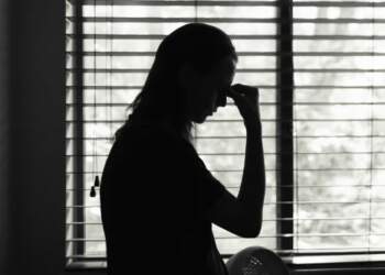 Studim: Dhuna në familje ndikon në shëndetin e trurit të viktimave për gjithë jetën