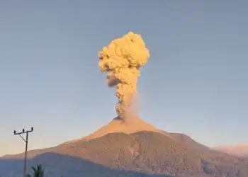 Shpërthen vullkani Lebotobi Laki Laki në Indonezi, autoritetet në alarm maksimal