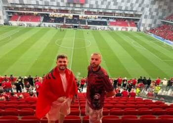 Gjaku i heronjve në tribunë: Pasardhësit e Jasharajve mbështesin Shqipërinë