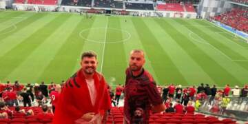 Gjaku i heronjve në tribunë: Pasardhësit e Jasharajve mbështesin Shqipërinë