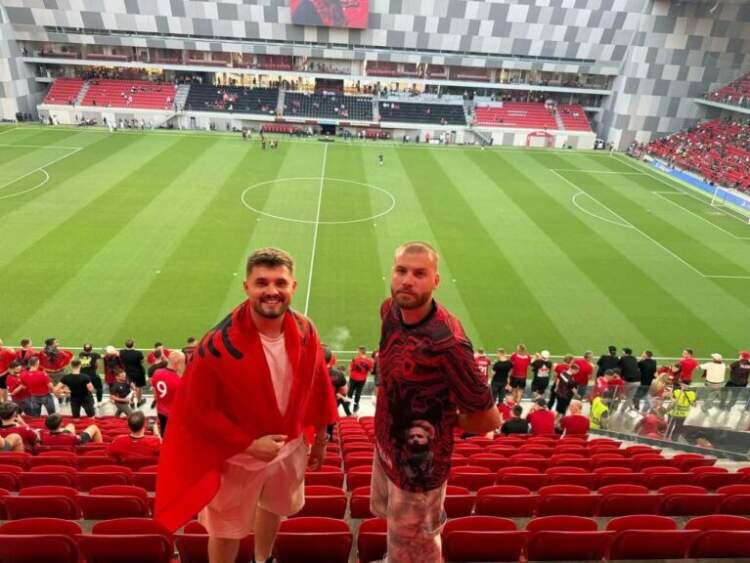 Gjaku i heronjve në tribunë: Pasardhësit e Jasharajve mbështesin Shqipërinë