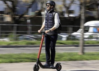 Kush nuk mban kaskë të përgatitet për gjobë: Monopatinat, rreziku i rrugëve dhe një thirrje për ligj të ri në Shqipëri