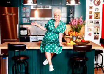 Shefja e kuzhinës së ‘Food Network’ ndërron jetë në moshën 55-vjeçare