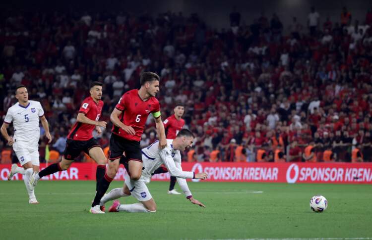 Notat e ndeshjes Shqipëri–Serbi! Hysaj më i miri, Manaj dhe Broja zhgënjejnë. Po heroi i mbrëmjes?