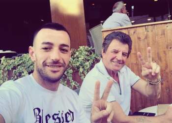 “Stresi s’i ka marrë lekët?”/  Babai i reperit i përgjigjet akuzave të Rezart Veleshnjës