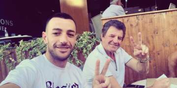 “Stresi s’i ka marrë lekët?”/  Babai i reperit i përgjigjet akuzave të Rezart Veleshnjës