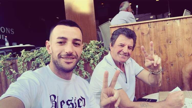 “Stresi s’i ka marrë lekët?”/  Babai i reperit i përgjigjet akuzave të Rezart Veleshnjës