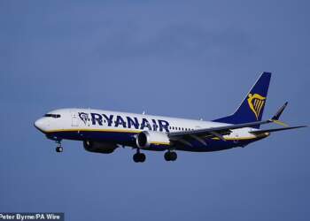 Tmerrohen pasagjerët, avioni i Ryanair përplaset me barrierën në pistën e aeroportit grek