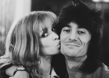 “Gjyshja Gangstere”: Ish-bashkëshortja e Ronnie Wood flet për përplasjen e papritur me roker-in