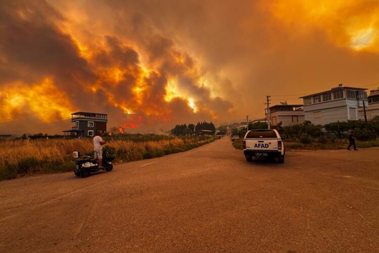 Zjarre masive në Turqi: Dhjetëra shtëpi të shkatërruara, evakuime dhe hetime për zjarrvënie të qëllimshme