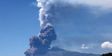Pamje tronditëse: Turistët vrapojnë për shpëtim pas shpërthimit të vullkanit Etna