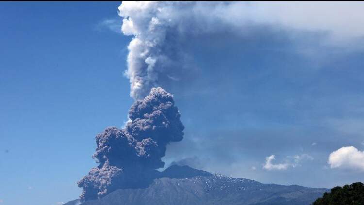 Pamje tronditëse: Turistët vrapojnë për shpëtim pas shpërthimit të vullkanit Etna