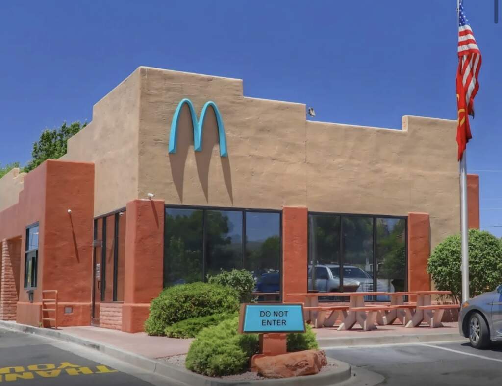 I vetmi McDonald’s në botë me logo blu? Po, ekziston dhe ndodhet në Sedona, Arizona!
