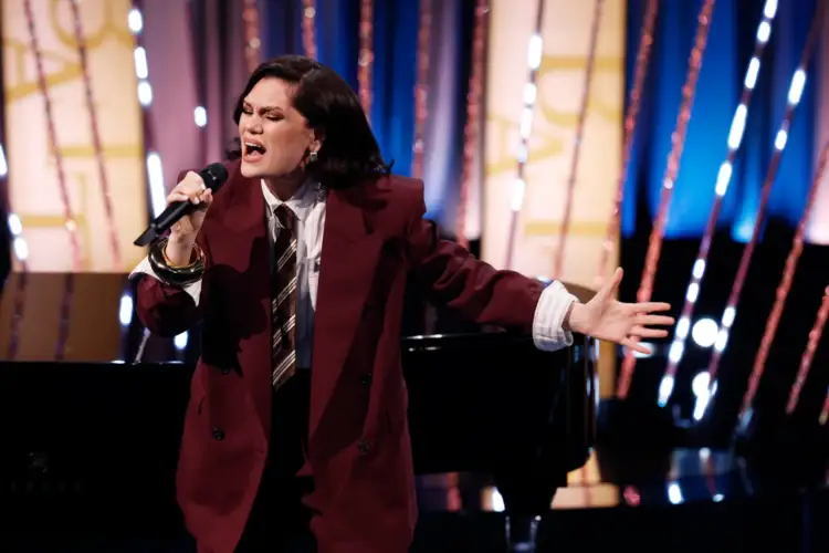 Jessie J performoi me pesë biopsi pas shpine: “Nuk doja ta anuloja koncertin”