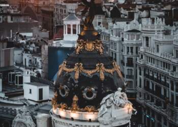 Turizmi masiv nën kontroll: Spanja vendos kufij të rinj për pushuesit