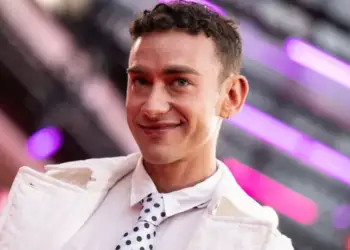 Pas muzikës, Olly Alexander nis kapitullin e ri në teatër