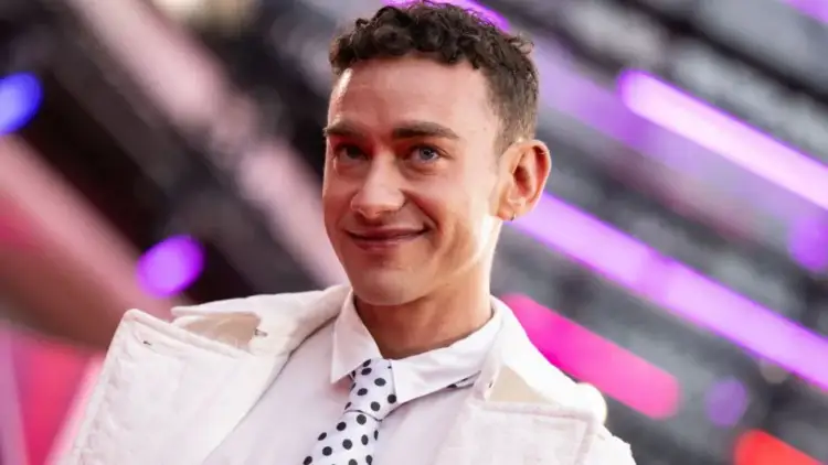 Pas muzikës, Olly Alexander nis kapitullin e ri në teatër