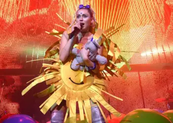 Miley Cyrus rrëfen për përdorimin e drogës dhe mënyrën si e fshihte nga…