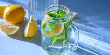 Efektet pozitive të ujit të ngrohtë me limon në mëngjes