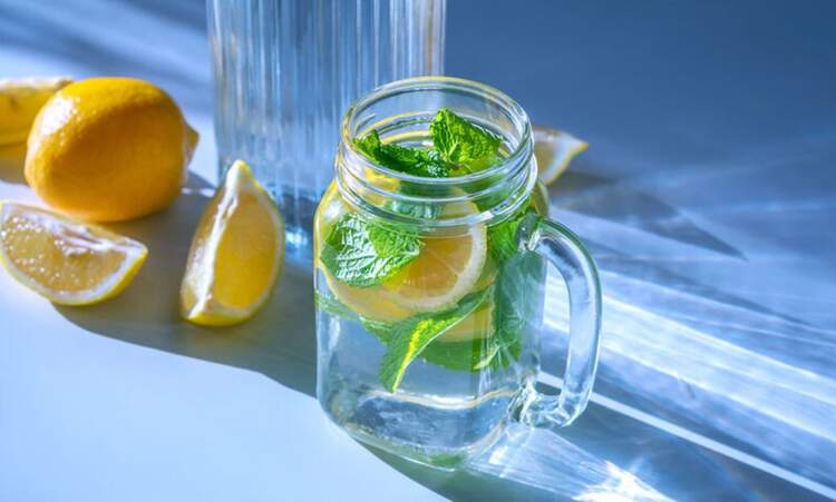 Efektet pozitive të ujit të ngrohtë me limon në mëngjes