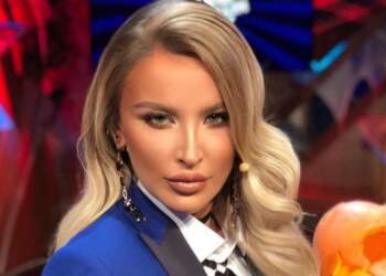 Upss!! Tuna rrëzohet gjatë ngjitjes në skenë