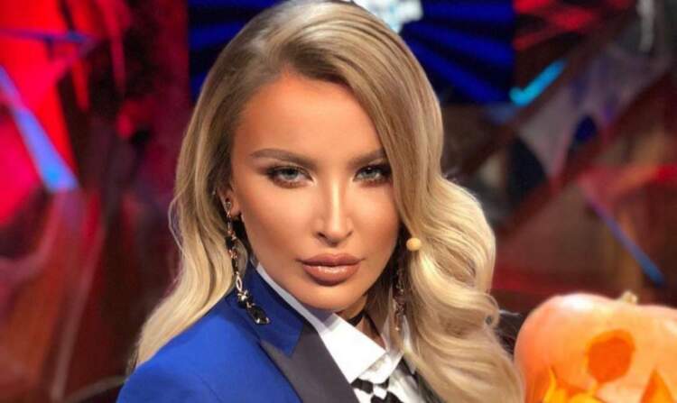 Upss!! Tuna rrëzohet gjatë ngjitjes në skenë