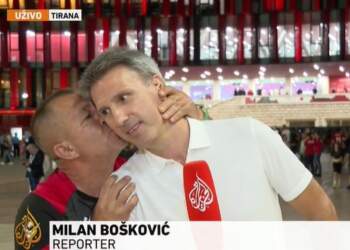 Momenti që “ndez” zemrat në sfidën Shqipëri-Serbi: Tifozi shqiptar puth në faqe gazetarin serb në transmetim live