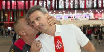 Momenti që “ndez” zemrat në sfidën Shqipëri-Serbi: Tifozi shqiptar puth në faqe gazetarin serb në transmetim live