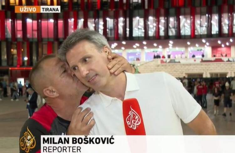 Momenti që “ndez” zemrat në sfidën Shqipëri-Serbi: Tifozi shqiptar puth në faqe gazetarin serb në transmetim live