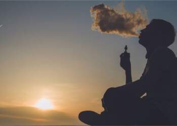 Studimi tregon: Vetmia dëmton shëndetin po aq sa pirja e 15 cigareve në ditë