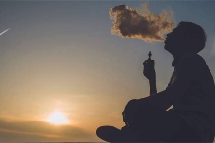 Studimi tregon: Vetmia dëmton shëndetin po aq sa pirja e 15 cigareve në ditë