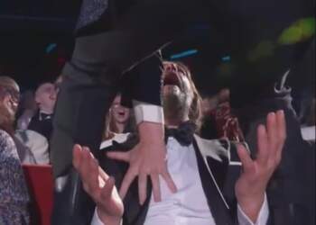 Keanu Reeves “rrëmben” skenën në Tony Awards me një moment viral që s’e kishte planifikuar askush