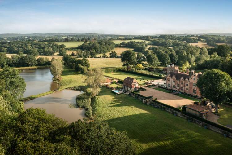 Tragjedi në Angli: Babai dhe vajza 9-vjeçare humbin jetën në zjarrin e mëngjesit