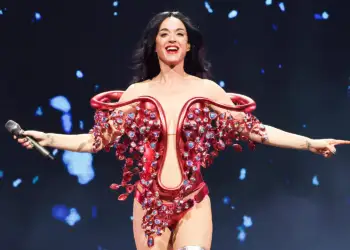 Surprizë jo e këndshme për Katy Perry-n: Një fans e “sulmon” në skenë në mes të këngës!